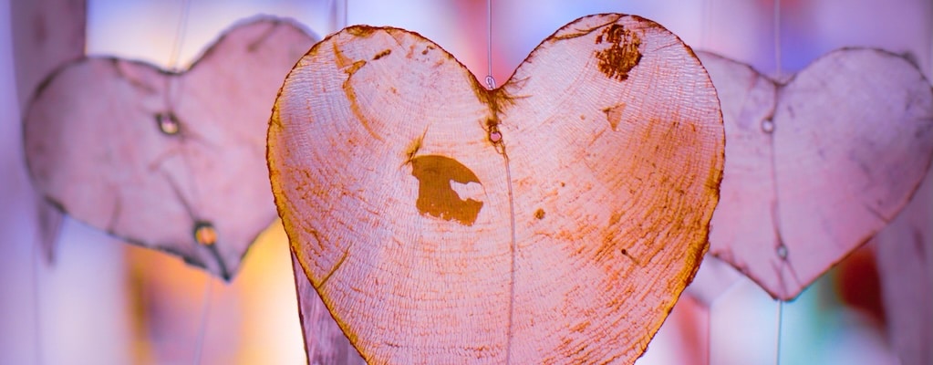 Herzen symbolisieren Affirmationen für Liebe und Beziehung