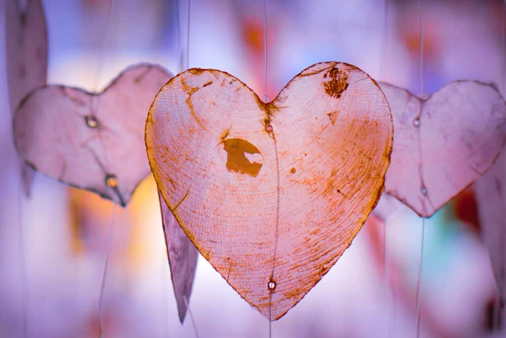 Herzen symbolisieren Affirmationen für Liebe und Beziehung