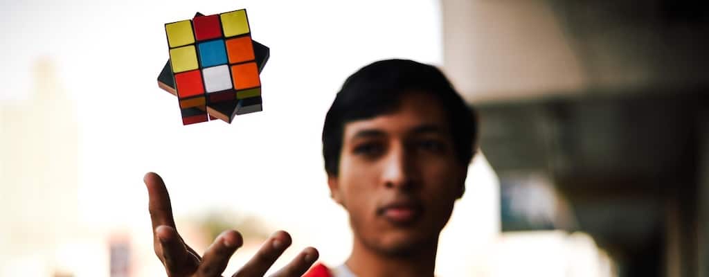 Mensch denkt über die Wirkung von Affirmationen nach