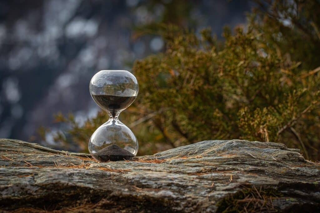 Eine Sanduhr symbolisiert die Frage wie lange Affirmationen wirken