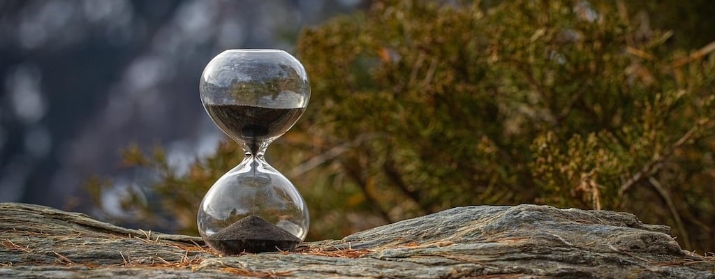 Eine Sanduhr symbolisiert die Frage wie lange Affirmationen wirken