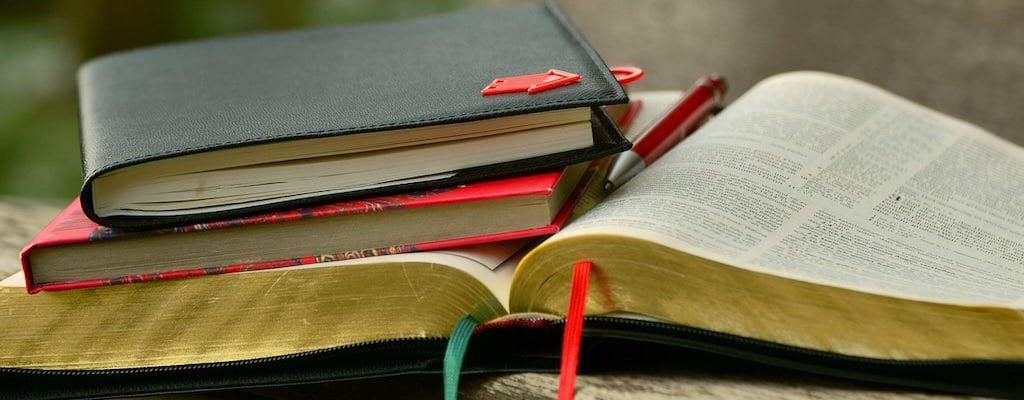 Eine Auswahl an Büchern symbolisiert die Suche nach einer passenden Affirmation