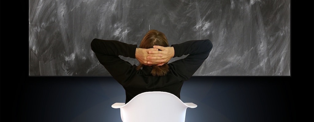 Nachdenklicher Mensch formuliert eine persönliche Affirmation