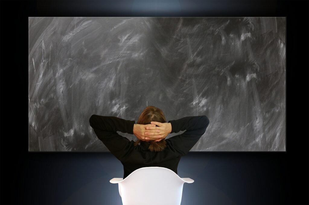 Nachdenklicher Mensch formuliert eine persönliche Affirmation