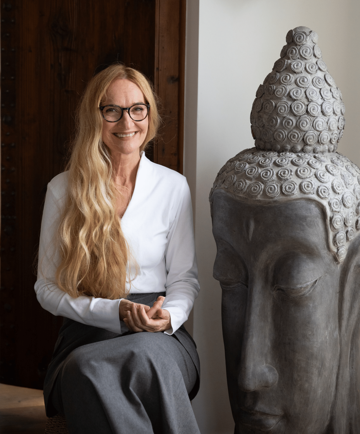 Ramona, die Wunderin, neben einer Buddha-Skulptur – die Entstehung der Wunderin-Methode
