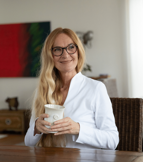 Die Wunderin mit einer Tasse am Tisch – Wunderin-Methode für präzise Affirmationen