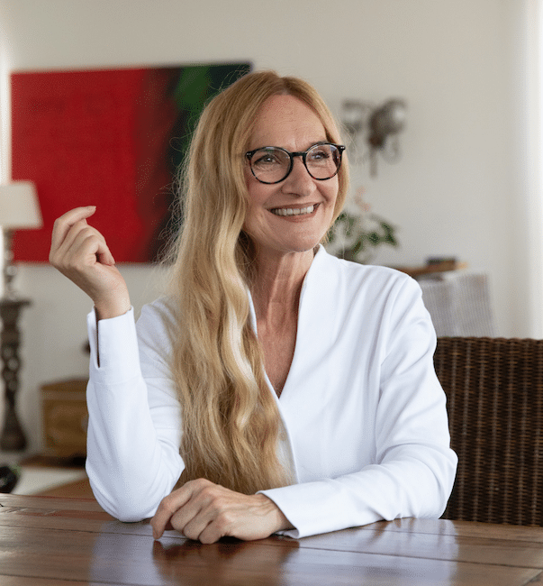 Die Wunderin – am Tisch lächeln. Webinar „Affirmationen, die wirklich wirken“ für präzise Affirmationen
