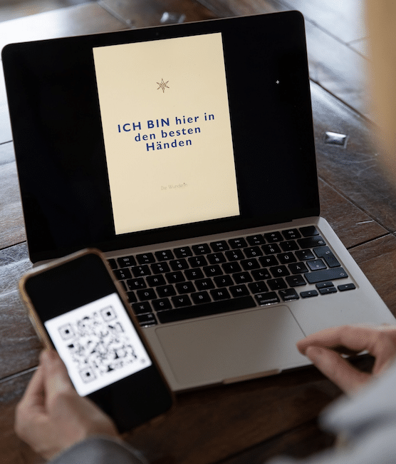 Laptop mit ICH BIN-Affirmation und Smartphone mit QR-Code – Wunderin-Methode für Unternehmen